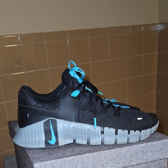 Nike Black and Teal Sneakers - Picture 3 of 5